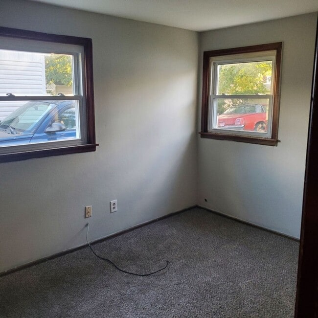 Building Photo - 4BDRM HOUSE FOR RENT