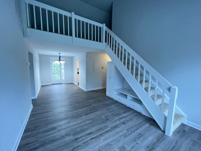 Building Photo - Fairlington: Gorgeous Updated 2 Bedroom, 1...