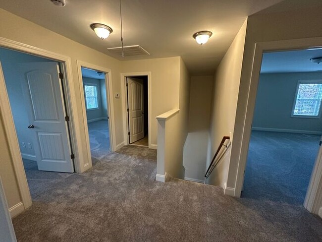 Building Photo - Recently updated 4 Bedroom 2.5 Bath