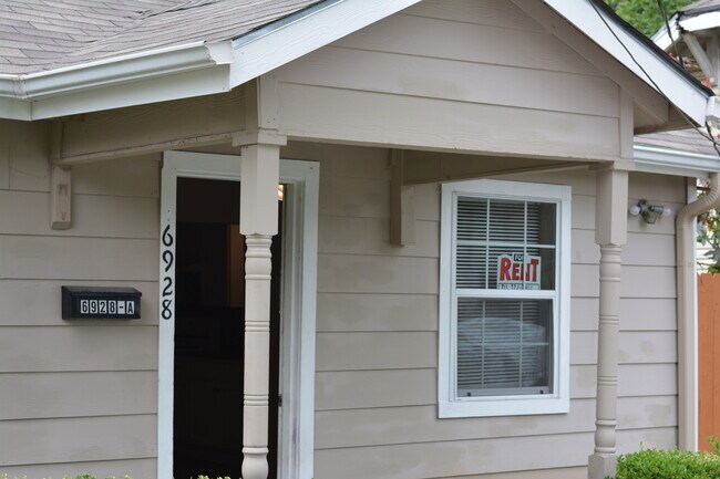 Building Photo - 6928 Hershe St