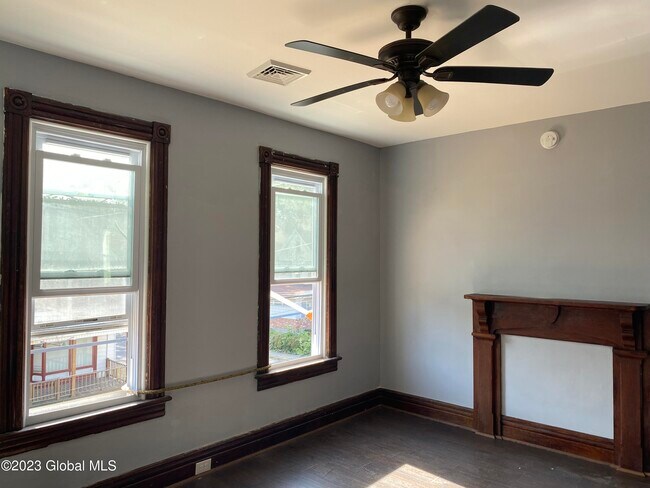 Foto del edificio - 56 Milton Ave