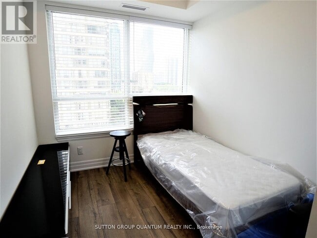 Building Photo - 36 Elm Dr W