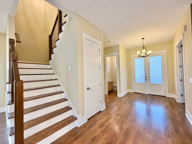 Foto del edificio - Modern 4BD, 3.5BA Raleigh Home on a Corner Lot with a 2-Car Attached Garage & Private Backyard in...