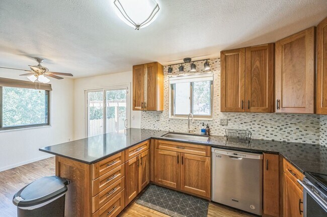 Foto del edificio - Updated 5BR House near Stanley Marketplace...