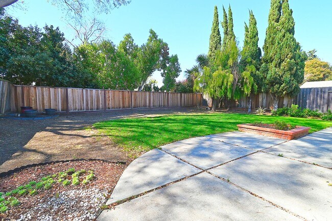 Building Photo - $3990/ GORGEOUS 4 BEDROOM REMODELED BROOKV...