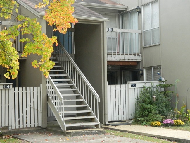 Building Photo - King's Creek