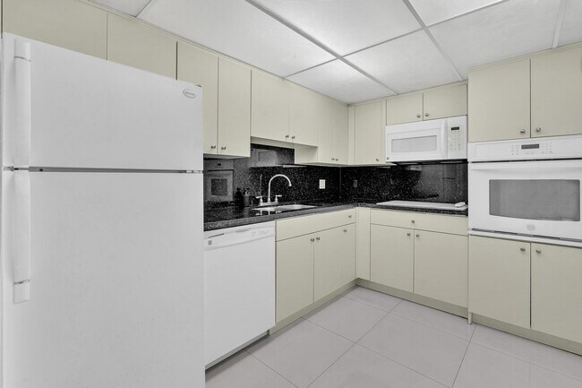 Foto del edificio - 400 Kings Point Dr