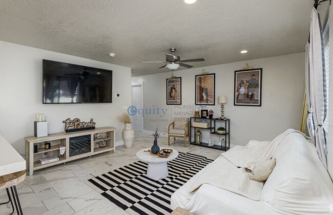 Foto del edificio - 2734 S Riverhead Dr