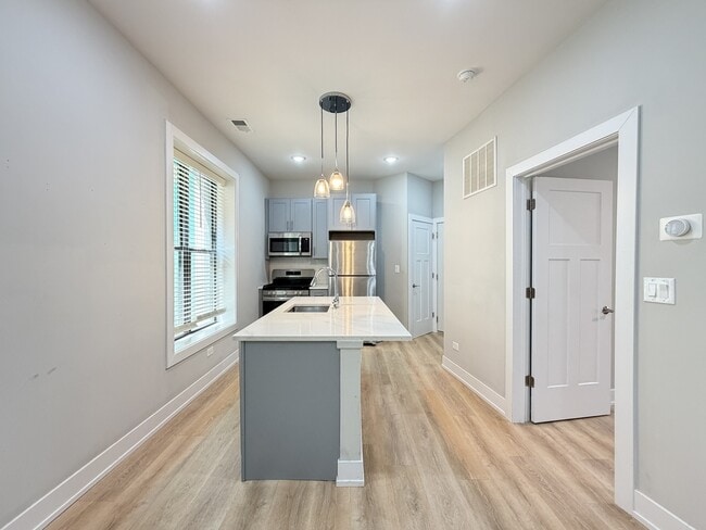 Building Photo - 452 W Belden Ave