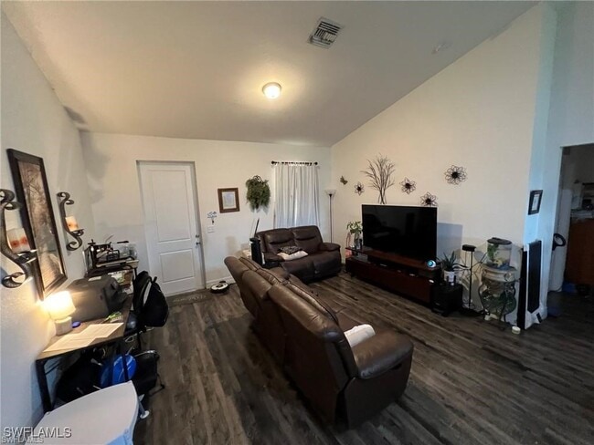 Foto del edificio - 8036 Buttercup Cir