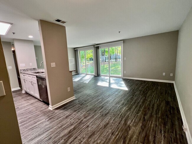 Foto del edificio - University Spacious 1st floor Condo