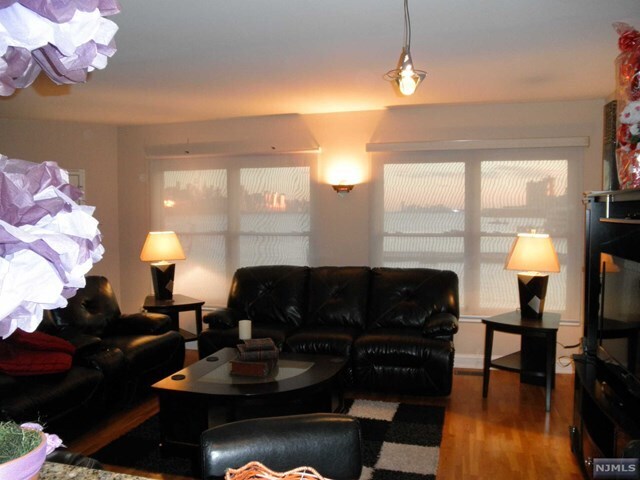 Building Photo - 218 The Promenade