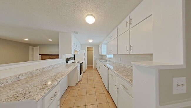 Building Photo - Unique 4/2 with In-law Apartment