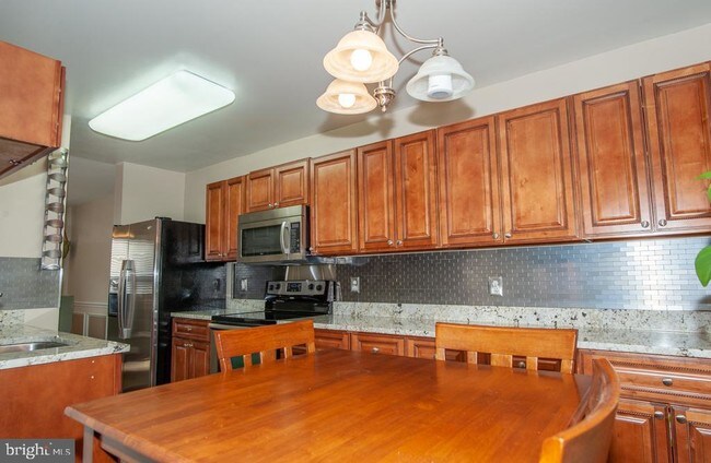 Building Photo - 8214 Stationhouse Ct