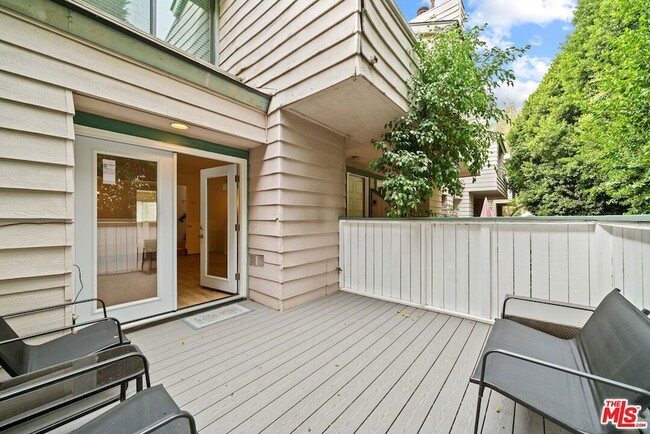 Foto del edificio - 7904 Topanga Canyon Blvd