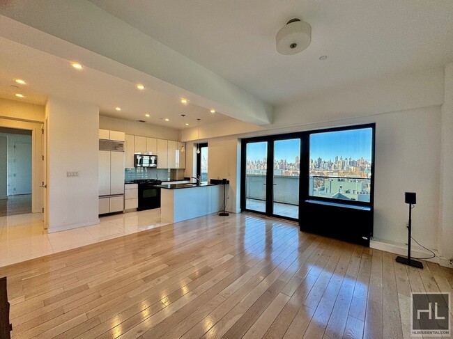 Building Photo - Stunning 2 bed, 2 bath PH with massive ter...