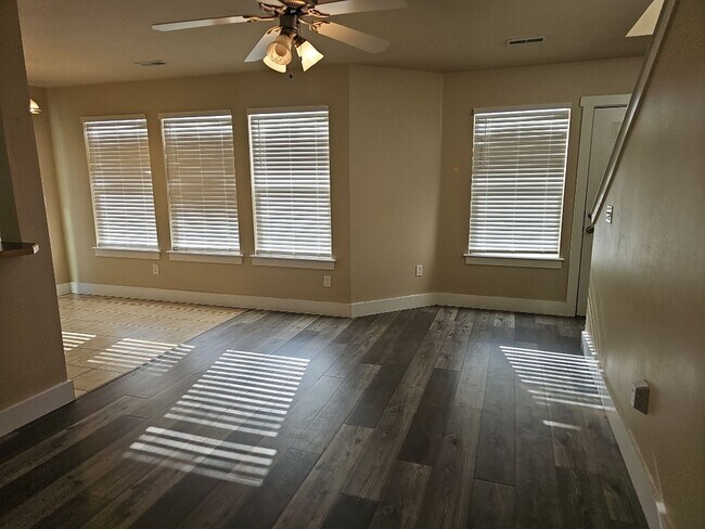 Foto del edificio - Beautiful 2 bedroom, 2 bath condo in a fab...