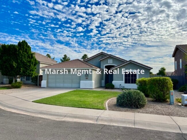 Nice 3 bedroom home with a den and private... photo'