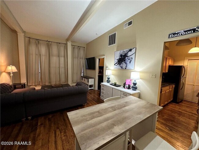 Building Photo - 333 Julia St