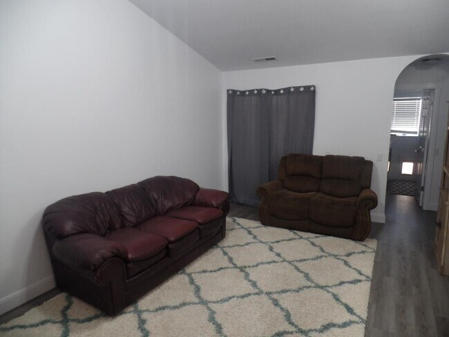 Foto del edificio - ** Move-In Discount** 3 bed - 2 bath Single Story Pet Friendly - Heart of Cedar City!