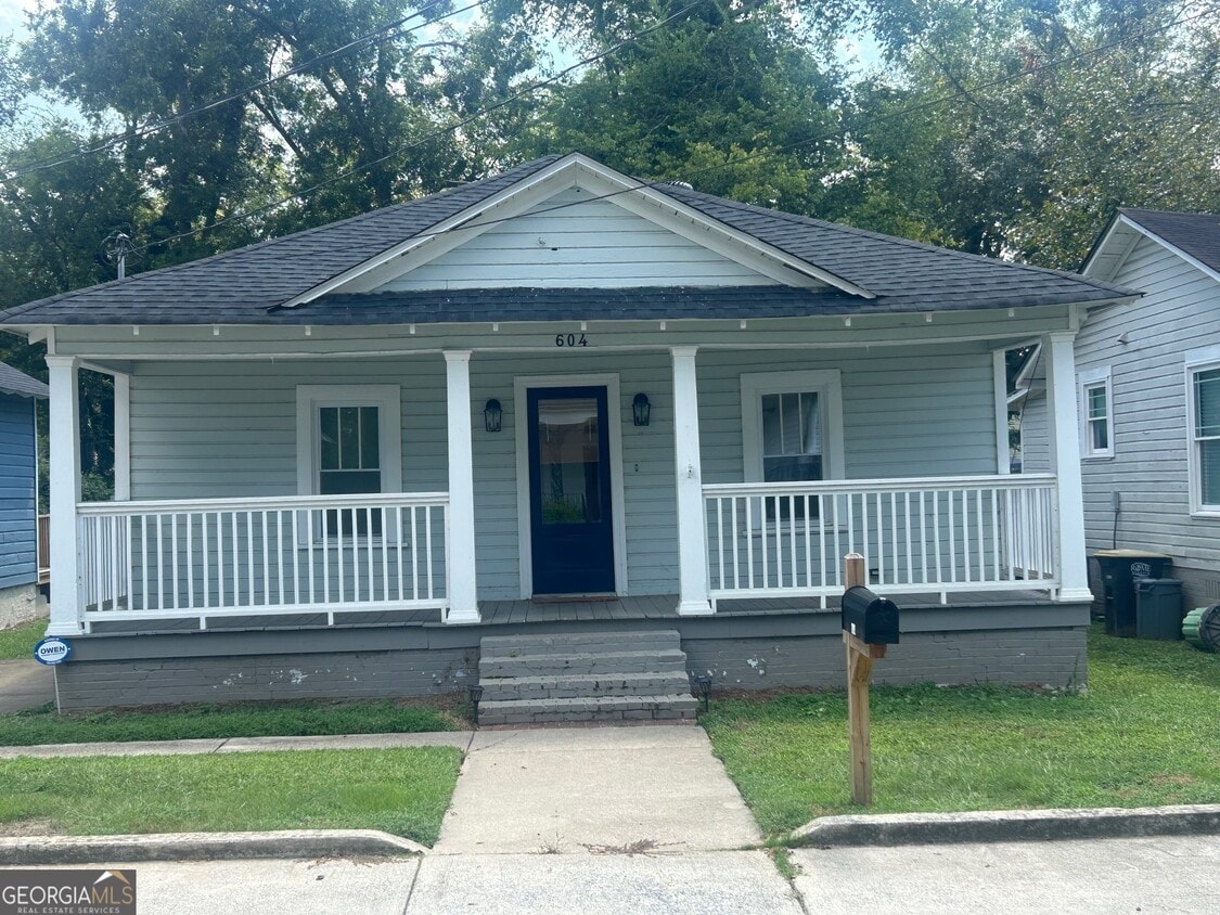 Primary Photo - 604 W 10th St NE