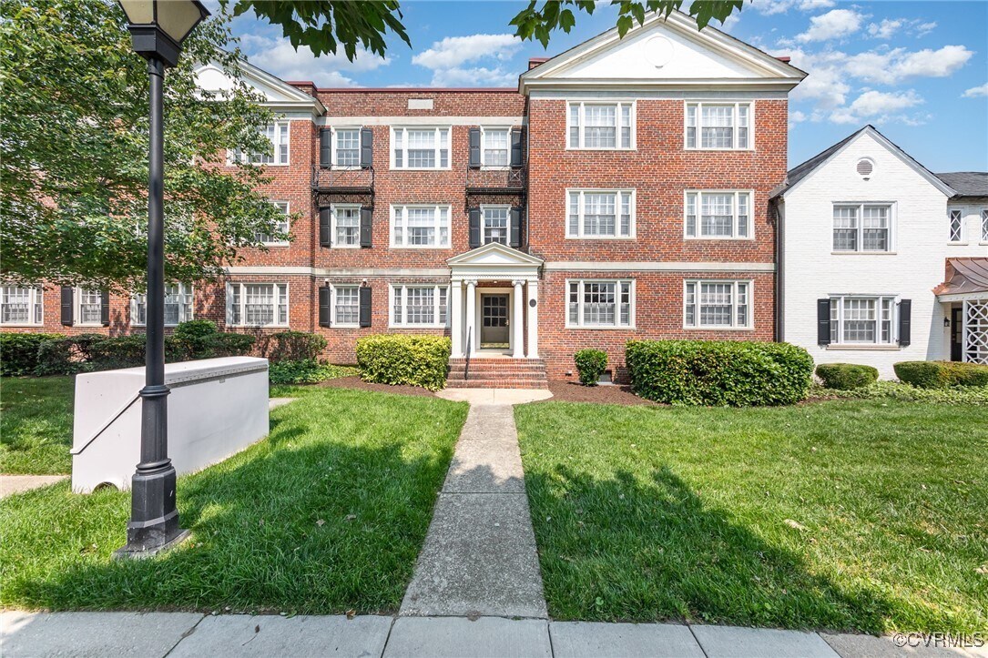 Primary Photo - 24 W Lock Ln