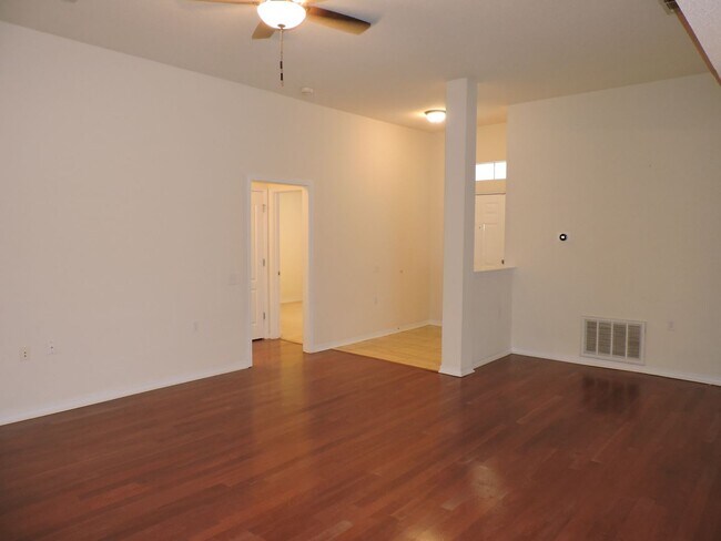 Foto del edificio - Easy access to shopping, interstate & Navy...