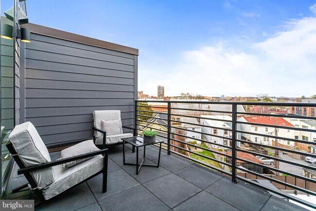 Building Photo - 701 N Henry St