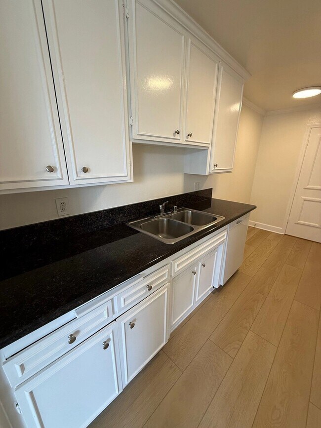 Foto del edificio - 1940 Malcolm Ave