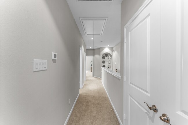 Fase II | Pasillo del segundo piso con baño de visitas y cuarto de lavado/secadora (Plano 4201) - Bluewater at Balmoral