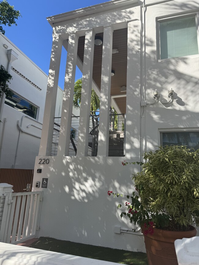 Foto del edificio - 220 Collins Ave