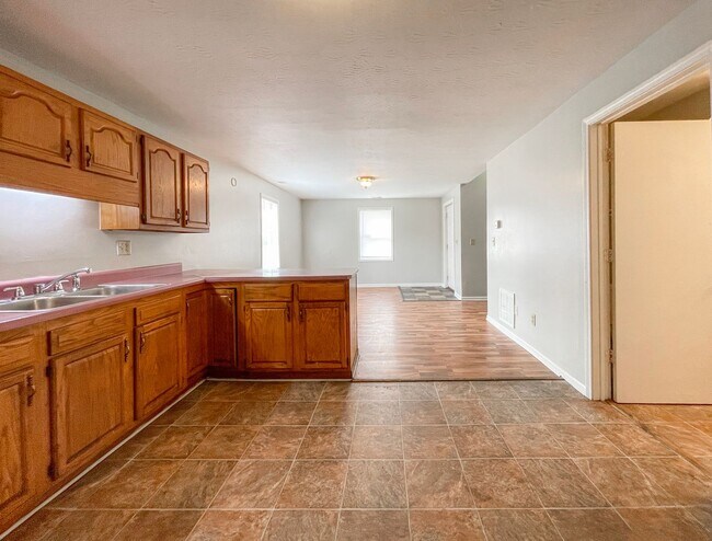 Building Photo - 114 E 8th St