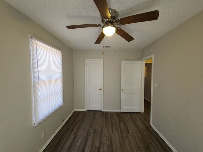 Foto del edificio - 2 bedroom 1 bath house w/ bonus room off G...