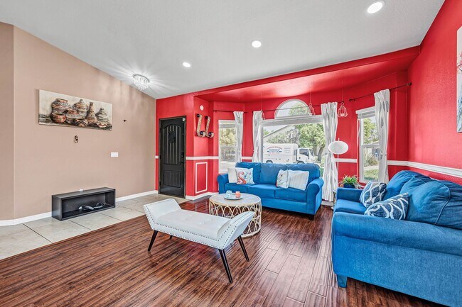 Building Photo - North Phoenix Living at Its Best: Spacious...