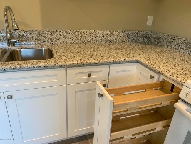 Foto del edificio - 3413 Malabar St