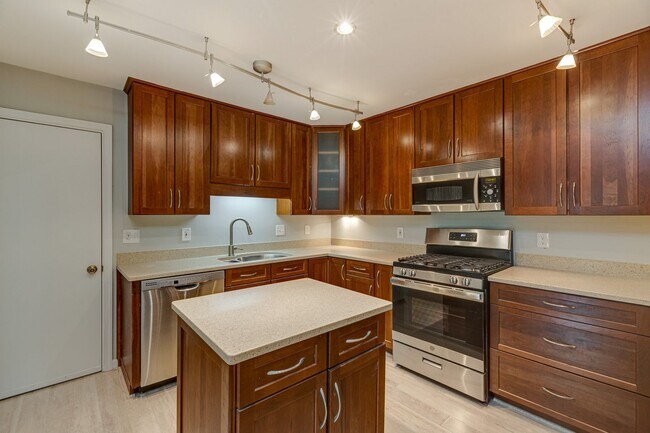 Foto del edificio - 3303 Spring Lake Ct