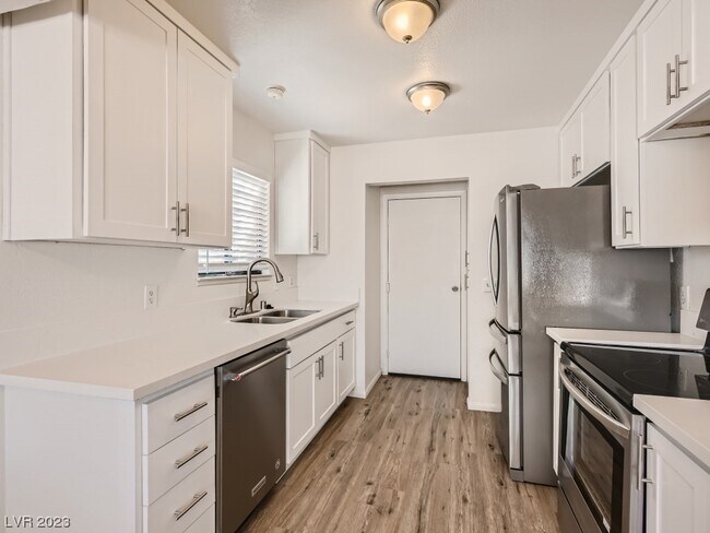 Building Photo - 2422 La Luna Dr