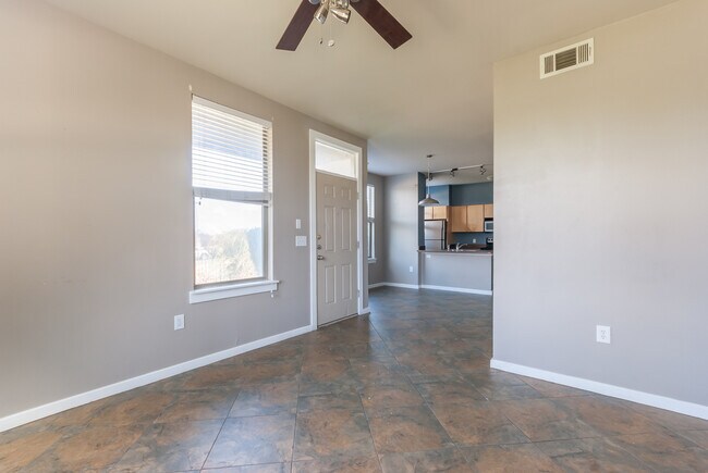 Foto del edificio - 2 Bedroom, 2.5 Bath Condo Off of East Rive...