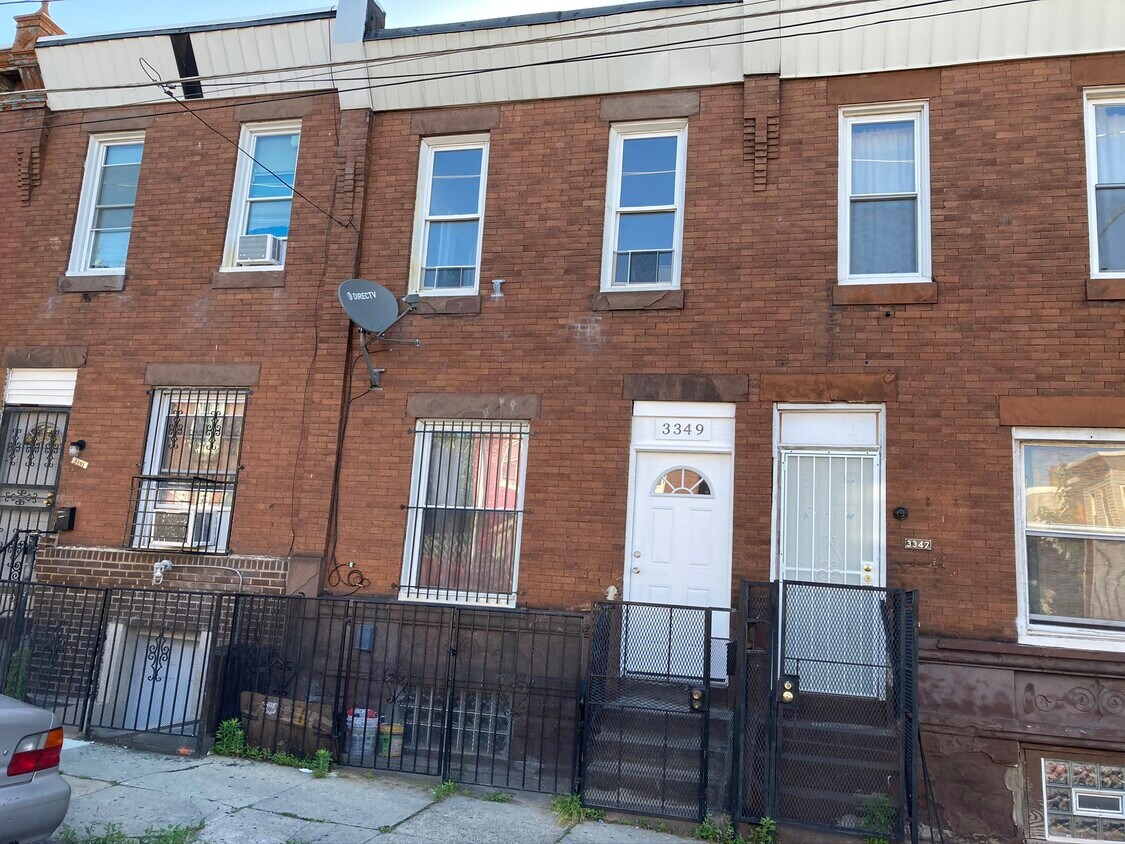 Rowhouse Front - 3349 H St