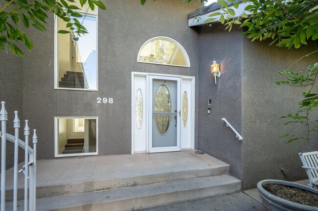 Foto del edificio - 298 S Staci Ct