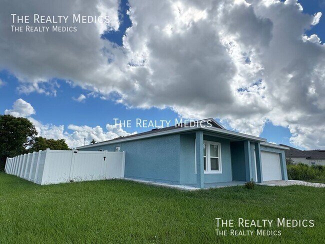 Building Photo - 326 Huron Dr