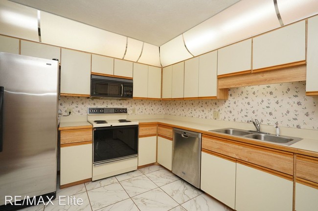 Building Photo - 666 Greenwood Manor Cir