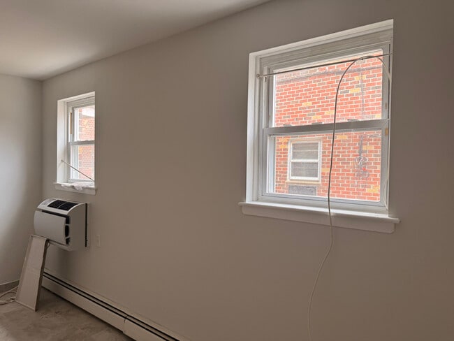 Building Photo - 1254 E 70th St