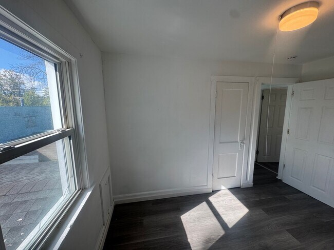Building Photo - Charming 3-Bedroom Property in Prime Location