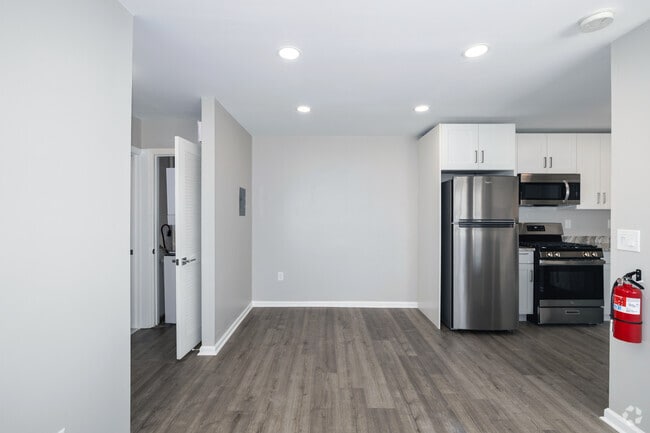 1BR, 1BA - 773SF - Dining Room - Greenview Gardens