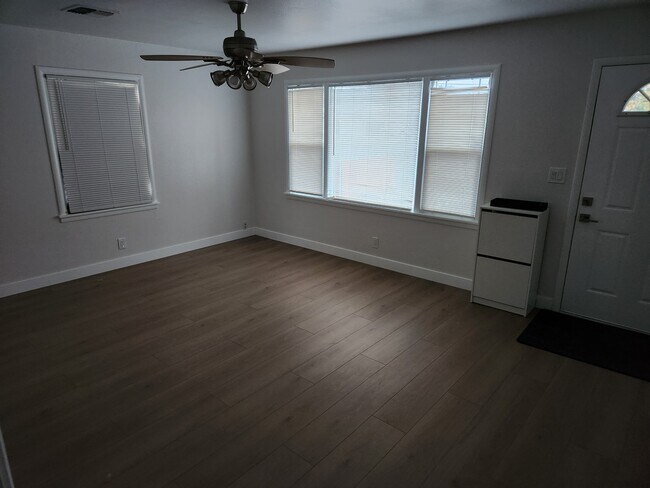 Building Photo - 374 Ainsley Ave
