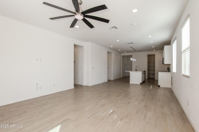 Foto del edificio - 24249 W Zak Rd