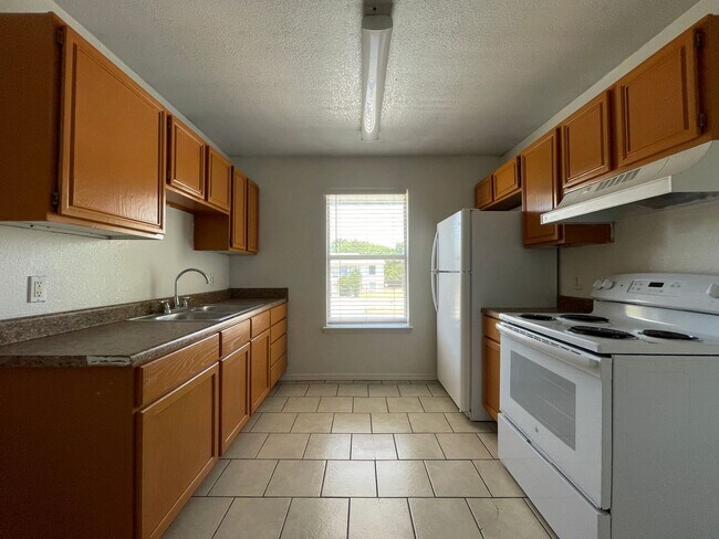Foto del edificio - 1705 Cedarhill Dr