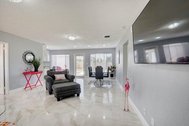 Foto del edificio - 1415 Crest Dr