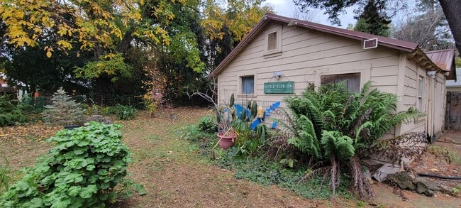 Building Photo - Charming 1 Bedroom Home With Bonus Area